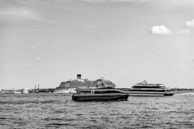 New York, ABD - 16 Haziran 2023 Veneziaw Karnavalı. New York Manhattan 'ın Skyline' ı Hudson Nehri yolcu gemisiyle seyahat ediyor.