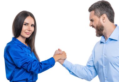 İş rakipleri bilek güreşi yapıyor. Liderlik için rekabet. İş rekabeti. Bilek güreşinde yarışan iki iş adamı beyaza izole edilmiş. Ofiste karşılaşma. zıt güç.