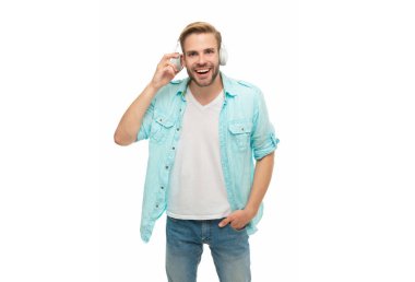 Öğrenci çocuk, sesi dinle. Milenyum adamı kulaklıkla müzik dinler. Müzik konsepti. Z jenerasyonu yaşam tarzı. Müzik kulaklıklarıyla ses dinleyen adam. Beyaz tenli bir adam izole edilmiş. Mutlu çalma listesi.