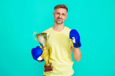 Başarılı bir spor. Olgun boksör şampiyonu. Başarıyı kutluyoruz. Boks şampiyonu. Spor başarısı ve zafer. Şampiyonlar kupası. Boks sporunu kazanan sporcu. Spor kupası.