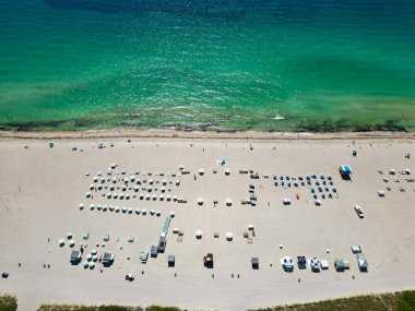Florida 'da tatil için şehir merkezindeki Miami South Beach yazlık bölgesi. Miami plajı hava manzarası. Miami 'de yaz plajı.