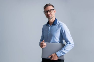 Online pazarlama müdürü. İş başarısı. CEO müdürü iş adamı Grey 'de izole edilmiş. Video konferansı. Bilgisayarı kullanan başarılı bir iş adamı. İşadamı internette çalışıyor. Çevrimiçi güvenlik.