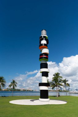 Güney sahil marinası. Miami Beach Florida USA 'daki South Pointe Park Pier' deki ünlü anıt. Yaz tatili. South Pointe Parkı. Miami Metro 'daki şehir parkı Miami' nin güney sahilinde..