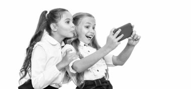 Kızlar, çocuklar selfie çekiyor. Okul arkadaşları bloglarında ve telefonla selfie çekiyorlar. Okul çocukları sınıfta selfie çekiyor. Okula dönüyorum. Çocuklar Günü.