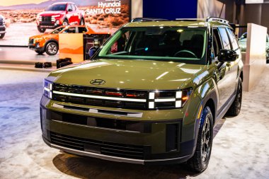 New York City, ABD - 27 Mart 2024: Hyundai Santa Fe SUV yeşil araba New York Uluslararası Otomobil Fuarı, ön köşe manzaralı.