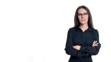 Girişimci için başarılı bir iş. İş görüşü. Başarılı iş kadını beyazlar içinde izole edilmiş. Hırslı şirket yöneticisi. İş kadınlarının liderliği. Gözlüklü iş kadını. Pankart.