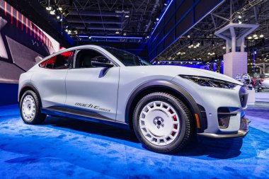 New York City, ABD - 27 Mart 2024: Ford Mustang Mach-E SUV elektrikli araç New York Uluslararası Otomobil Fuarı, yan görüş.