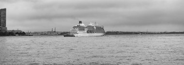 New York 'tan Manhattan' a giden bir sonraki yolcu gemisi. New York Manhattan 'ın silueti Hudson Nehri yolcu gemisiyle geziyor. Yolcu gemisinde tatil