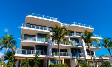 Art Deco mimarisi. Mimari bina. Art deco tarihi bölge. Miami Beach, Florida 'nın modern binası. Okyanus yolculuğu. Ocean Drive Florida 'daki Miami South Beach. Palm Line Caddesi.