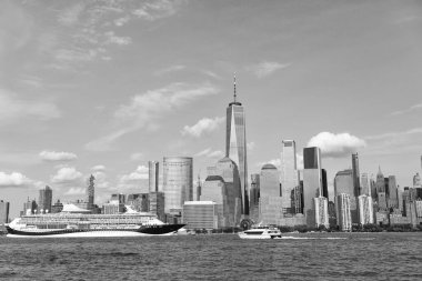 New York 'tan Manhattan' a giden bir sonraki yolcu gemisi. New York Manhattan 'ın silueti Hudson Nehri yolcu gemisiyle geziyor. Yolcu gemisinde tatil