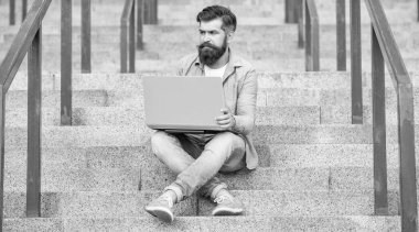 Adamın dizüstü bilgisayarında bilgisayar bağlantısı var. Adamın dışarıda online video iletişimi var. Adamın dışarıda çevrimiçi video bağlantısı var. Adamın merdivenlerde online video bağlantısı var..