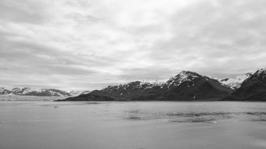 Dağdaki hedefin görüntüsü. Varış noktası dağda. Varış yeri karlı dağ. Dağdaki hedefin manzarası.