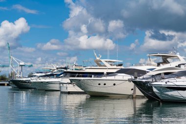Lüks bir tekne. Marina, Miami Beach, Florida USA 'de. Yat teknesi Biscayne Körfezi 'ne yanaştı. Lüks yatı olan Miami Marina şehir merkezinde. Yaz tatili. Lüks yat marinası. Yat konforu.