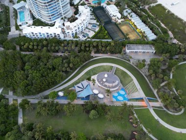 Miami güney sahili hava manzaralı. Salon alanının şehir mimarisi. Miami, Florida 'nın şehir manzarası. Şehrin mimarisi bu işte. Şehir merkezinde parklı. Miami plajının silüeti.