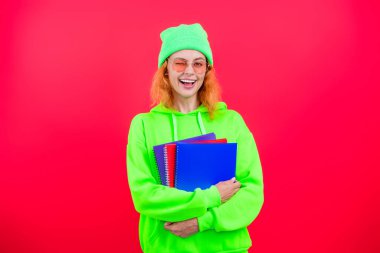 Genç bayan okula geri dönüyor. Bilgi toplama günü. Üniversitede eğitim. Pembe giyinmiş kadın öğrenci. Üniversite hayatı. 1 Eylül. Ders çalışma zamanı. Bilgi ve eğitim. Okul eğitimi. Öğrencilerin hayatı.