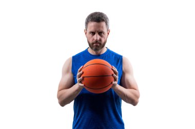 Spor ve hobi. Basketbolcu adam profesyonel oynuyor. Basketbol topu olan adam. Profesyonel basketbolcu eğitimi beyazda izole edilmiş. Kaslı adamın spor motivasyonu var. Fiziksel uygunluk.