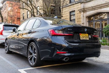 New York City, ABD - 15 Mart 2024: BMW 3 modern araba, arka manzara.