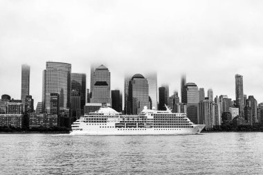 New York 'tan Manhattan' a giden bir sonraki yolcu gemisi. New York Manhattan 'ın silueti Hudson Nehri yolcu gemisiyle geziyor. Yolcu gemisinde tatil