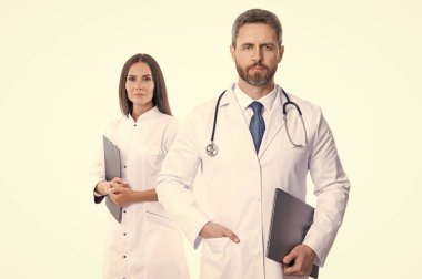 Hastanedeki sağlık ve sağlık çalışanları beyazları izole etti. Tıp servisinde iki doktor dahiliyeci. Sağlık sigortası. Sağlık ve ilaç. Tıp doktorunun panosu var. fiziksel muayene.