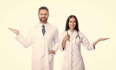 Steteskobu olan doktor beyaza izole edilmiş. Beyaz önlüklü profesyonel doktor ve tıp kadını. İlaç ve sağlık sigortası. Hastanedeki doktor. Tıp alanında iki doktor. Doktor..