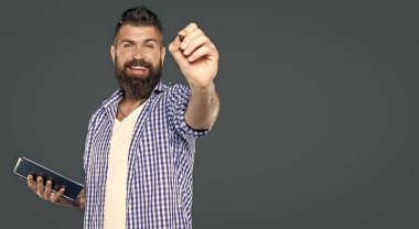 Neşeli sakallı adam seninle ilgili notlar alıyor..