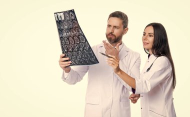 Doktor nörolog, röntgen taraması. Hastanedeki doktor röntgen film sağlık hizmetlerine bakıyor, Roentgen. Tıbbi elbisedeki sıhhiyeci röntgen beynini radyografik olarak tutuyor. Doktor X-ray 'i beyazda izole etti. Boşluğu kopyala.