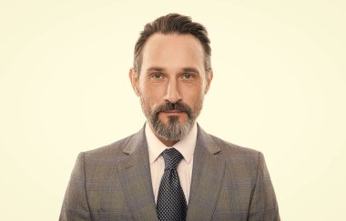 Olgun iş adamı. İş adamı portresi. Başarılı bir iş. Politikacının başarısı. Ofis müdürü. İşadamı beyazdan izole edilmiş. Takım elbiseli iş adamı..