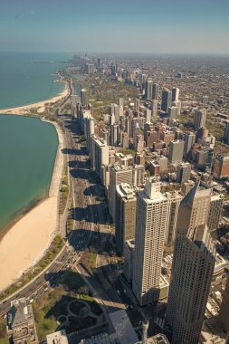 Şehir manzarası silüeti. Metropolis 'teki mimari bina. Chicago sahil şehrinin gökdelen mimarisi. seyahat etmek. Metropolis City silueti. Şehir merkezindeki hava manzarası. Gökdelen hava görüntüsü.