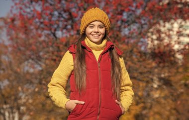 Sonbahar sezonunda okul zamanından memnun bir çocuk..