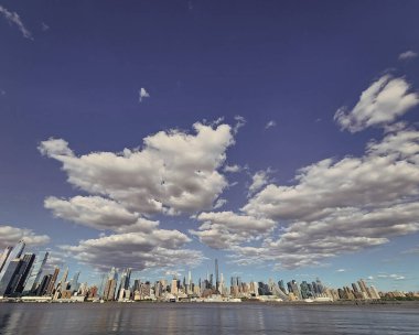 New York 'un gökdelen binası. Kentsel mimari. Manhattan şehir merkezi ve metropol şehri. Büyük şehir manzarası. New York şehir merkezi. Manhattan silueti. New York şehri. Manhattan simgeleri.