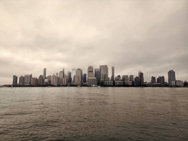 Kentsel mimari. Manhattan ve Hudson River şehir merkezinde. Metropolitan şehri. Şehir merkezi manzarası. New York şehir merkezi. Manhattan silueti. New York şehri. New York gökdelen binası.