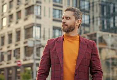 Kafkasyalı erkek stili dışarıda, kopyalama alanı. Ceketli, beyaz adam tarzı bir fotoğraf. Beyaz adam tarzı açık hava. Sokakta beyaz adam tarzı..