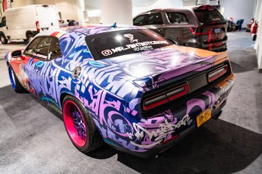 New York City, ABD - 27 Mart 2024: Dodge Challenger SRT New York Uluslararası Otomobil Fuarı 'nda akort edilmiş arabası olan Helkati.