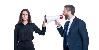 İş adamı anlaşmazlığı çözüyor. Rekabet konsepti. İş çatışması. Hoparlördeki işadamı ve çalışan beyazla izole edildi. İş adamının terfi konusunda ortağıyla anlaşmazlığı var. soyutlama yeteneği.