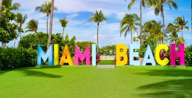 Miami plaj tabelası. Florida 'da yaz tatilinde etrafı tropikal palmiye ağaçlarıyla çevrili..