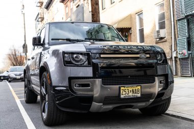 New York City, ABD - 1 Nisan 2024: 2020 Land Rover Defender L663 SUV araba dışarıda park edilmiş, köşe manzaralı.