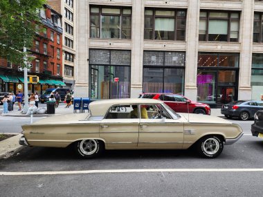 New York City, ABD - 17 Ağustos 2023: Mercury Montclair 1964 model araba caddeye park edilmiş, yan görüş.