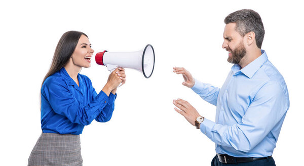 бизнес-конфликт. деловая женщина, кричащая на сотрудника в громкоговорителе изолированы на белом. У босса бизнеса конфликт с партнером по поводу повышения. Решение конфликта. Концепция соперничества. Внутренний конфликт.