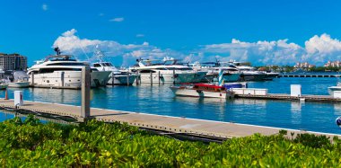 Yelkenli yat limanına demirlemiş. Yelkencilik ve yat turizmi. Lüks bir yaşam tarzı. Yaz tatilleri. Deniz limanında yat. Biscayne Körfezi 'ndeki yat marinasında lüks bir tekne..