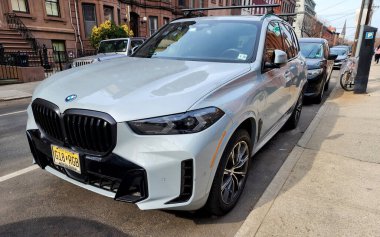 New York City, ABD - 27 Şubat 2024: BMW X5 lüks modern araba açık hava, köşe manzara.