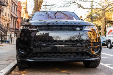 New York City, ABD - 15 Mart 2024: Range Rover Sport veya Velar modern araba açık hava, ön manzara.