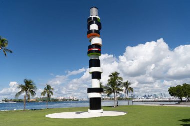 Miami Beach Florida USA 'daki South Pointe Park Pier' deki ünlü anıt. Yaz parkı. South Pointe Parkı. Miami 'nin güney sahilindeki Metro Miami' deki şehir parkı. Güney Sahili Marinası.