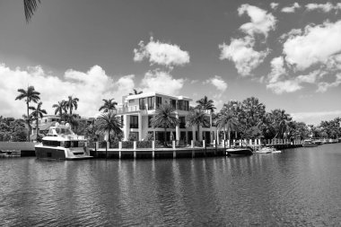 Yaz tatilinde özel yatı olan modern bir villa. Villada yaz tatili için rüya gibi bir yer. Yaz tatili için yatı olan lüks bir villa. Yaz tatili için güzel bir villa.