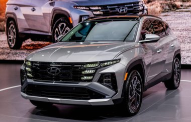 New York City, ABD - 27 Mart 2024: 2025 Hyundai Tucson modern araba New York Uluslararası Otomobil Fuarı, köşe manzara.