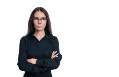 Gözlüklü iş kadını. Girişimci için başarılı bir iş. İş görüşü. Başarılı iş kadını beyazlar içinde izole edilmiş. Hırslı şirket yöneticisi. İş kadınlarının liderliği. Boşluğu kopyala.