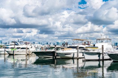 Lauderdale Kanalı 'na demirlemiş lüks bir yat. Miami sahilinde lüks bir yat. Miami Plajı 'ndaki Marina. Lüks Güney Sahili marinası. Miami şehir marinası etkileyici yat ve teknesi var.