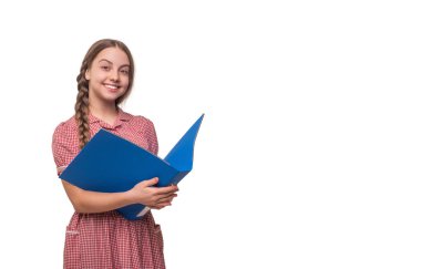 Bilgi ve eğitim. Eğitim projesinde öğrenci kız. Dosyada okul projesi olan genç bir kız. Okula dönelim. Çalışmaya hazırım. Genç öğrenci beyazı izole etti. Lise eğitimi. Boşluğu kopyala.