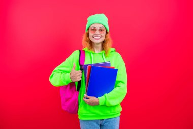 Üniversitedeki kız öğrenci. Okula dönelim. Bilgi toplama günü. Üniversitede eğitim. Pembe üzerine izole edilmiş genç bir kız. 1 Eylül. Bilgi ve eğitim. Okul eğitimi. Öğrenci hayatı. Bilgi ediniliyor.