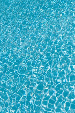 Deniz yüzeyi arka planı. Tatil beldesi su altyapısı. Deniz sahili. Okyanus kıyısında yaz tatili. Mavi okyanus dalgalı su dokusu yansıması. Yaz havuzunda dalgalı su. Tatil kaçamağı..