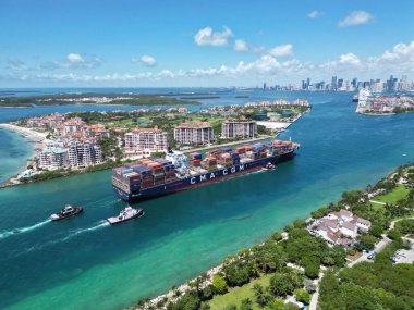 Miami, Florida, ABD - 06 Haziran 2024: Florida 'da kargo gemisi. Biscayne Körfezi 'nde mavnası olan Miami plajı. Miami Biscayne Körfezi 'nde kargo gemisi mavnası. Miami yat limanı manzaralı. Kargo lojistiği.